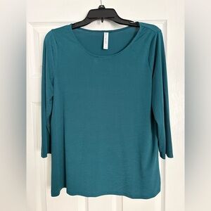 Dear Scarlett Wrinkle Free 3/4 Sleeve Top, size large.
In excellent condition.